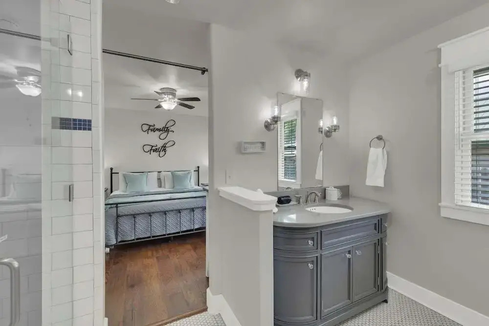 Charming Cottage-3 Mins to Downtown-pet Friendly!