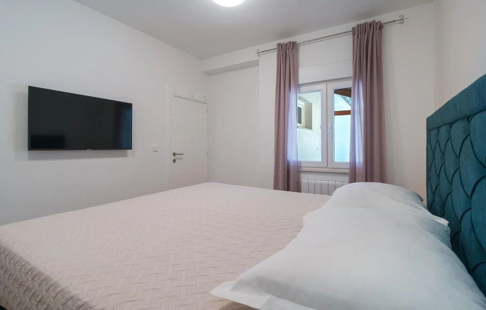 Awesome Home in Zrnovnica With Wifi, 4 Bedrooms and Outdoor Swimming Pool