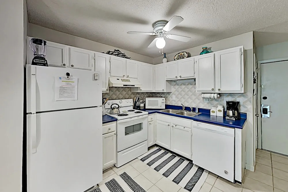 New Listing! Tranquil At The Beach 2 Bedroom Condo