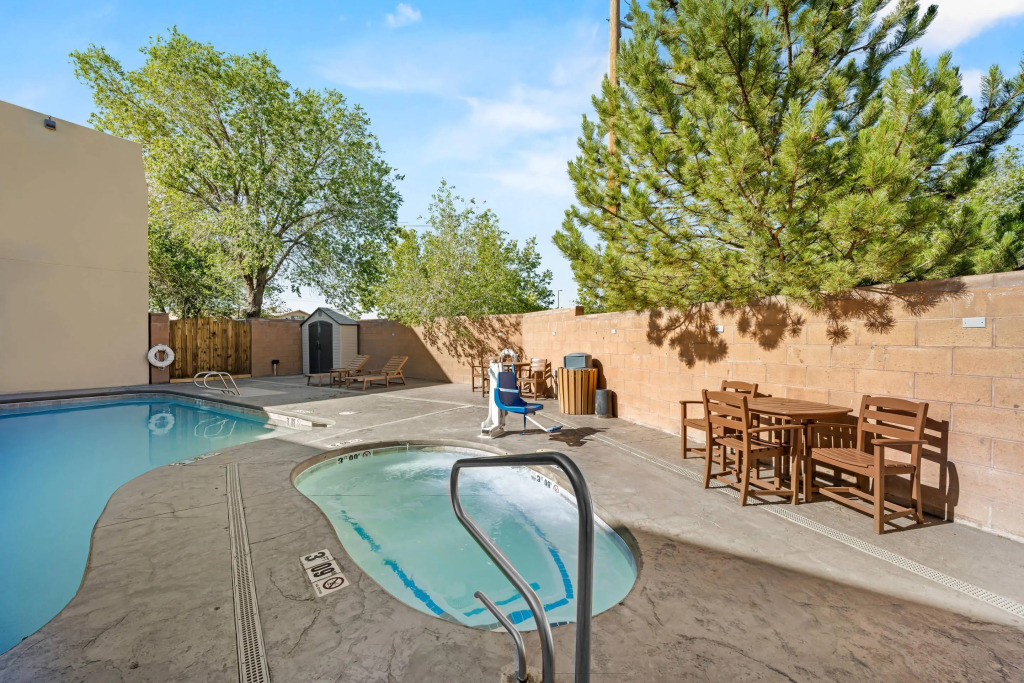 Econo Lodge Inn & Suites Santa Fe South