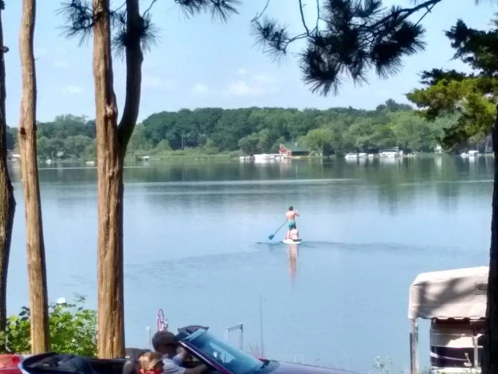 Lake Ripley Lodge w Lake Front Rooms, Grand Porch, Kayaks & Paddleboard