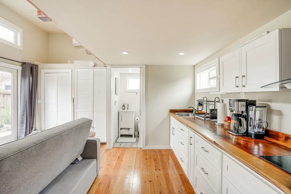 Pacheco/martinez Studio: 22 Mi to Dtwn Oakland!