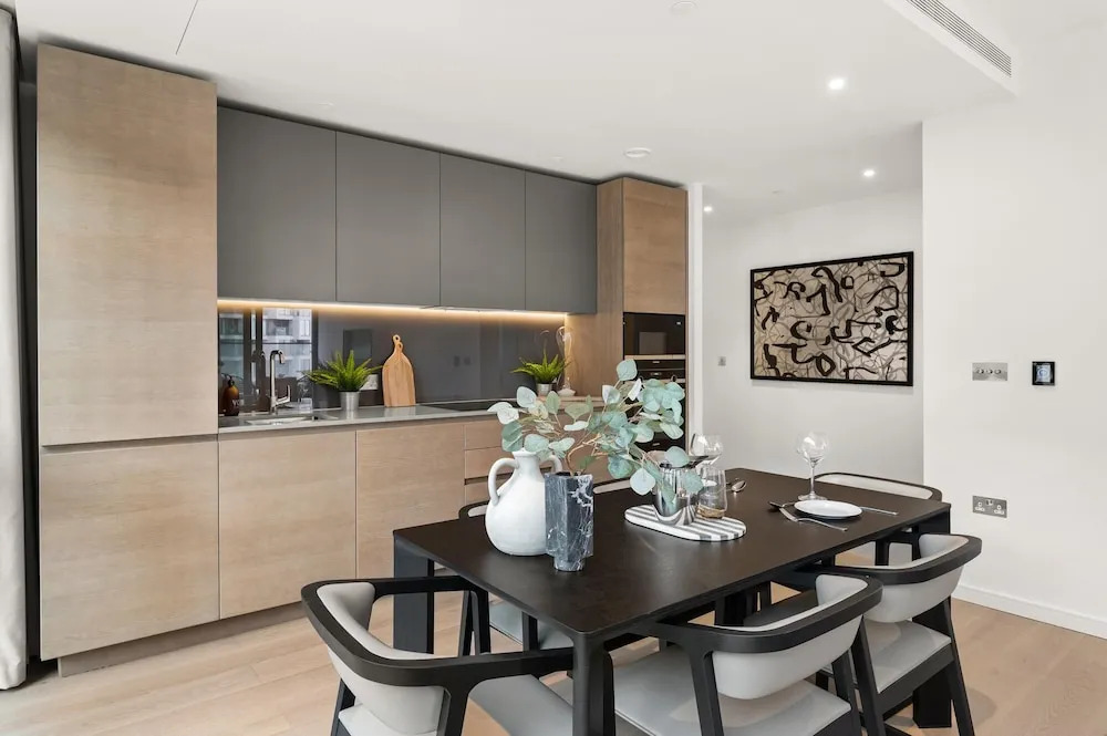 Stylish two Bedroom Apartment With River Views in Docklands