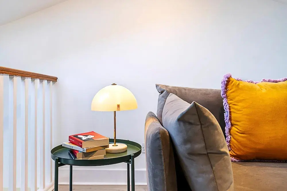 Stylish Chelsea Flat With Luxe Comfort Charm