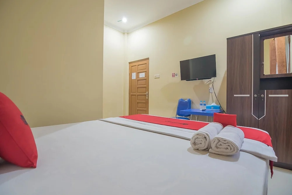 RedDoorz Plus near Syamsudin Noor Airport 3