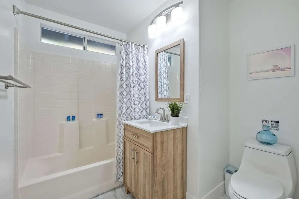 Immaculate 3 BDR in Oceanside Private Pool & Spa