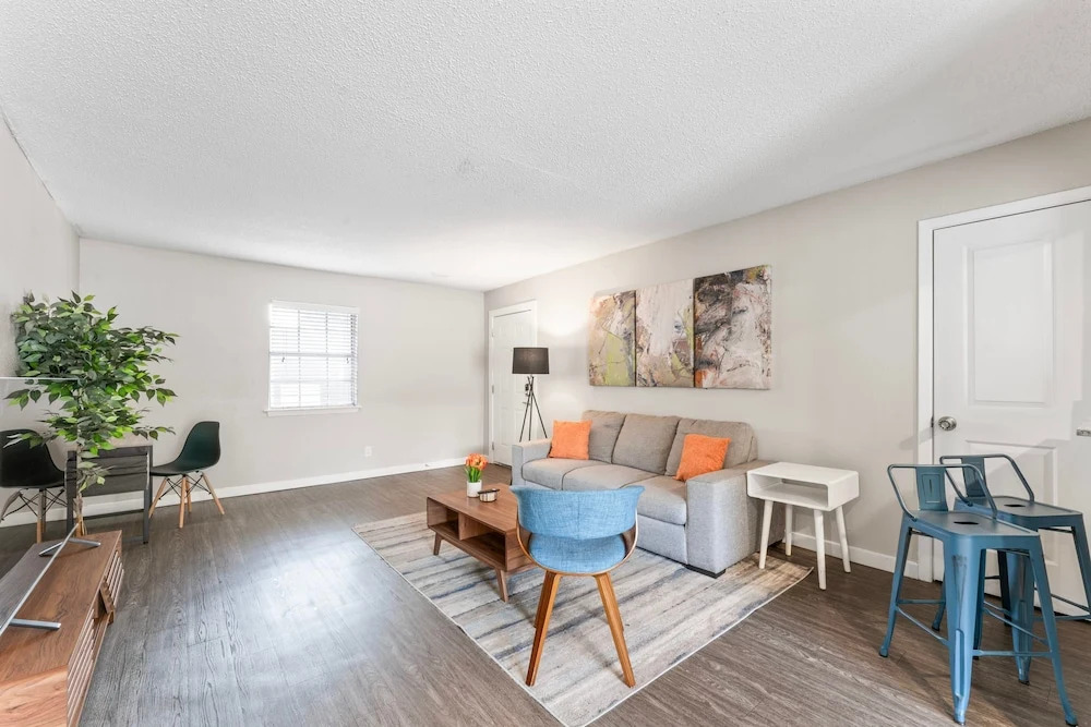 Spacious and Fun King Bed 2BR w Pool 5 Min to DT