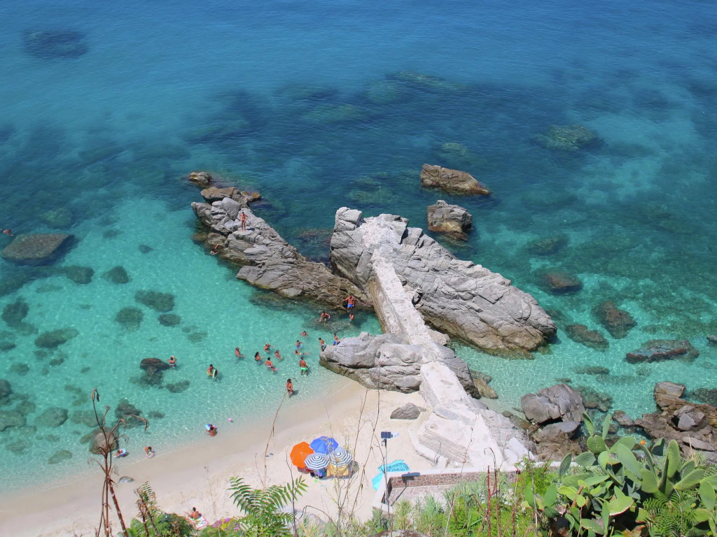 Family Sea-view Retreat in Parghelia