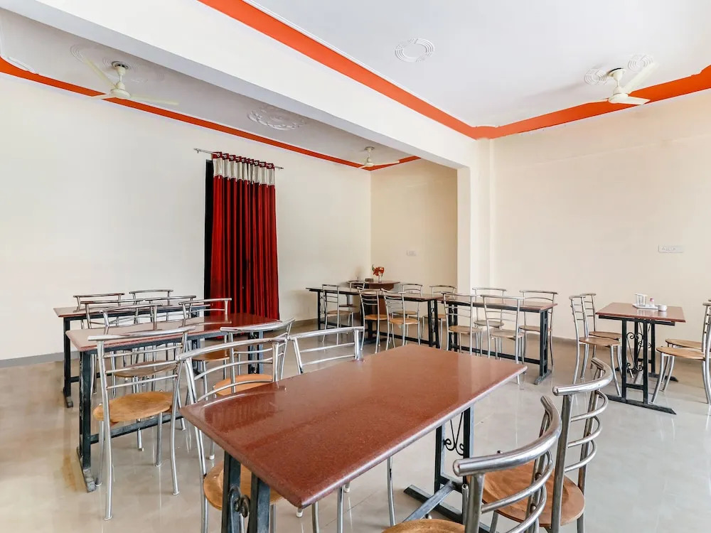 OYO 7483 Hotel Modgil