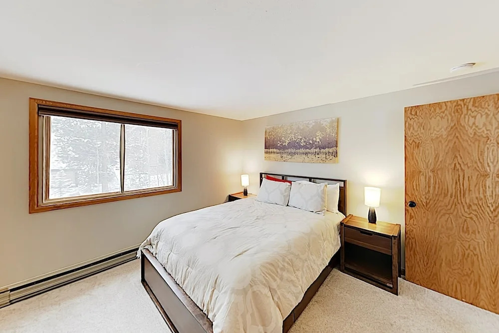 Top-floor W/ Deck & Expansive Mountain Views 3 Bedroom Condo