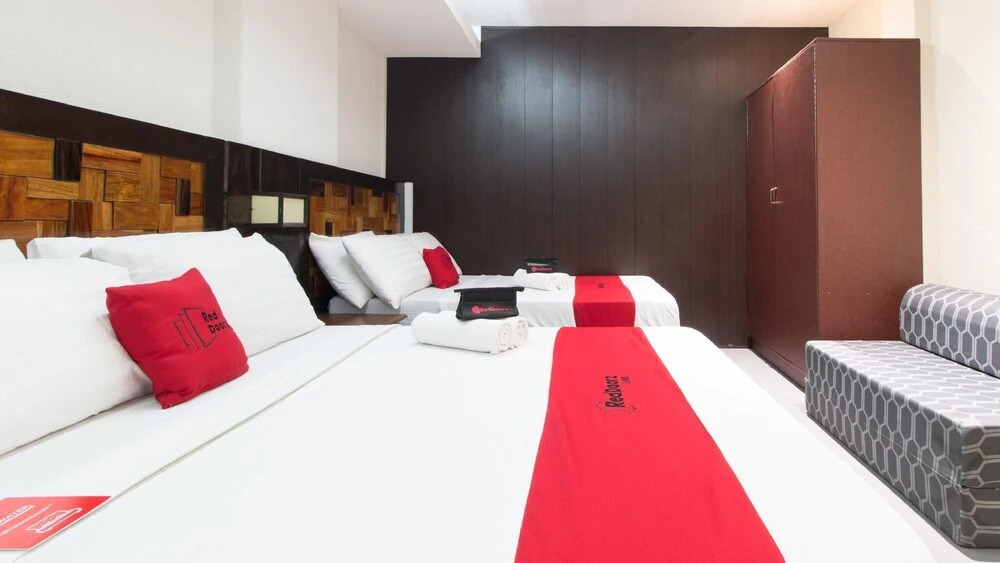 West Gate Hotel by RedDoorz