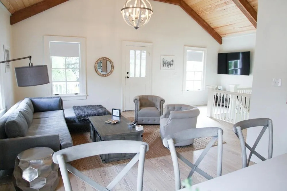Laissez-faire Lounge on Magazine