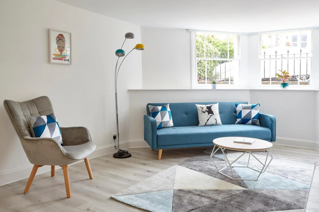 Stylish, spacious flat with private parking