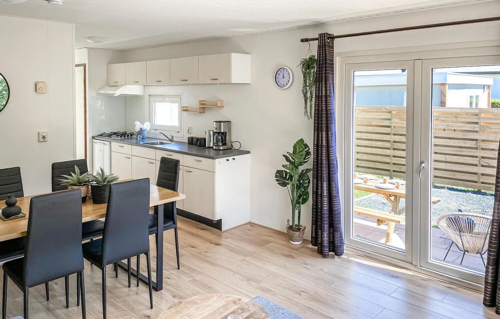 Awesome Home In Heinkenszand With Wifi