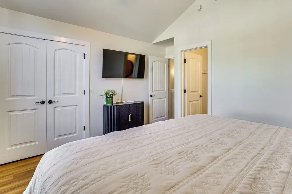 5 Mi to Univ of Arkansas: Cozy Townhome w/ Deck