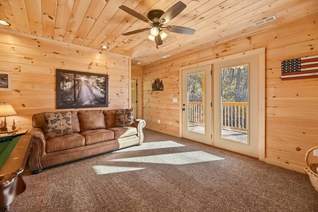 Walnut Ridge Cabin. Sleeps 7-11! Hot tub, pool table, minutes to downtown Gatlinburg!