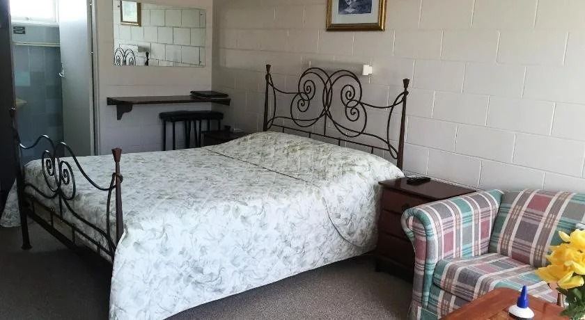 ALPINE COUNTRY MOTEL 4mile