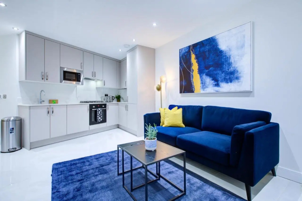 Hybrid Resi - Uxbridge, On-site CAR or VAN parking, near London Heathrow Airport