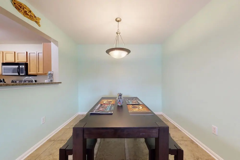 3b/2b w/ Pool & Tennis Court, Sleeps 6