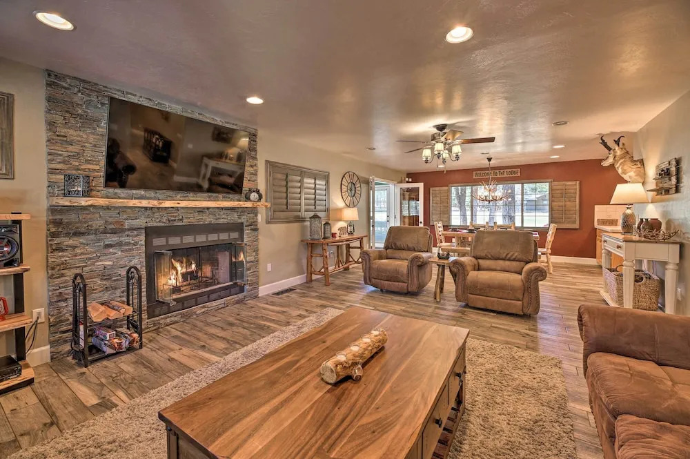 4 Mi to Woodland Lake: 2-story Home w/ Grill