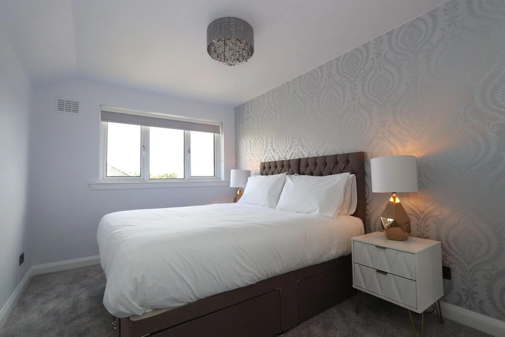 Dunfermline - Luxury 3 bedroom 2 bathroom detached house with garden