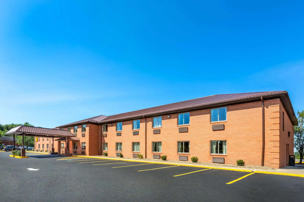 Super 8 by Wyndham Fairmont