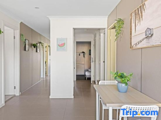 Relaxing Rooms   Walking Distance to Shops & Transport