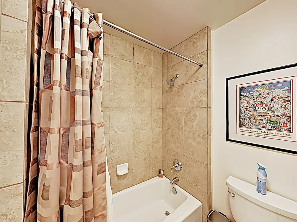 New Listing! Ski Basecamp W/ Hot Tub, Walk To Lift 3 Bedroom Townhouse