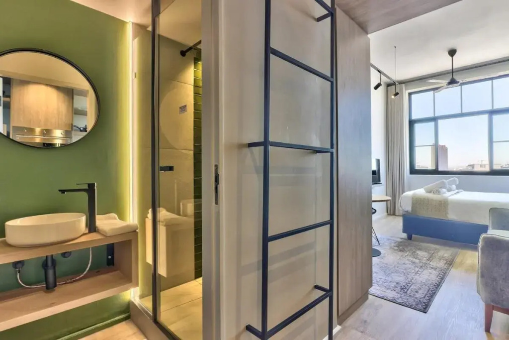 Upmarket East City Apartment w views
