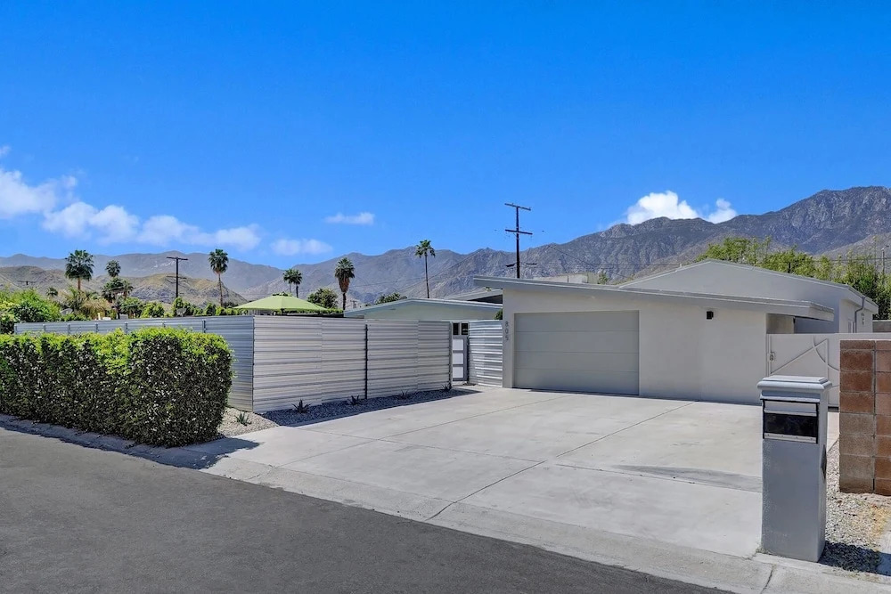 4br/3ba W/front Yard Pool In Southeast Palm Springs 4 Bedroom Home