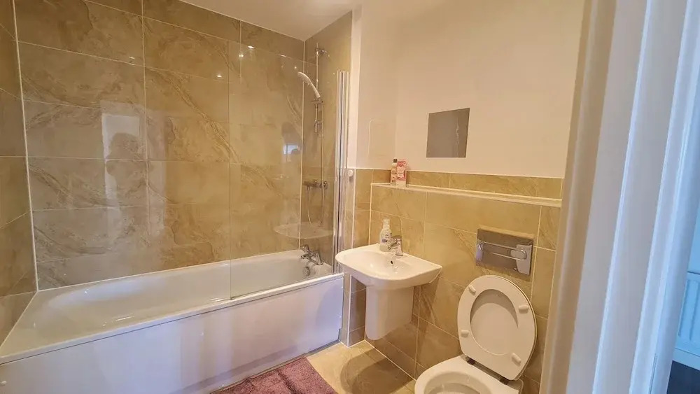 Barking 2 Bed Apt With Parking & Good Travel Links
