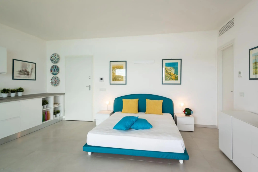 Large room of 40ms with a double bed, an armchair-bed, kitchenette, a bathroom and a private parking-AIRONI 8 MONO