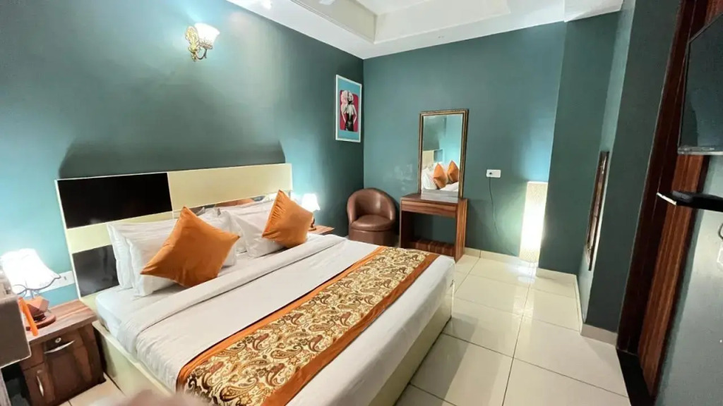 Qotel Comfort Golden Saffron - Hotel in Punjabi Bagh Near Metro