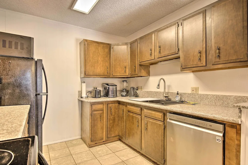 Hot Tub Hideaway in Pinetop: Bring Your Pet!