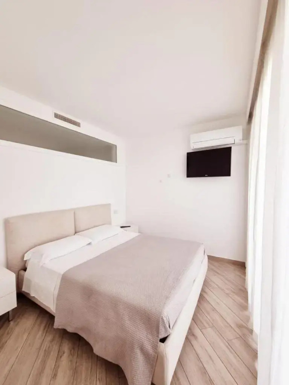 Appartamento ORCHIDEA a Sirmione sul Lago di Garda con piscina, giardino e spiaggia con molo