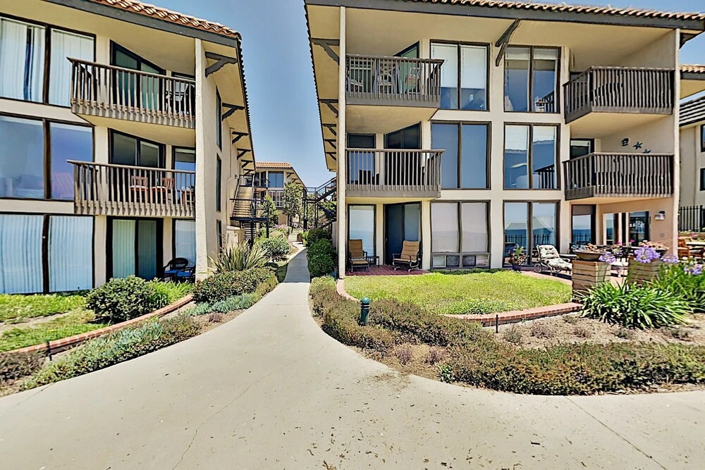 Immaculate Beach W/ Pool, Hot Tub & Balconies 2 Bedroom Condo