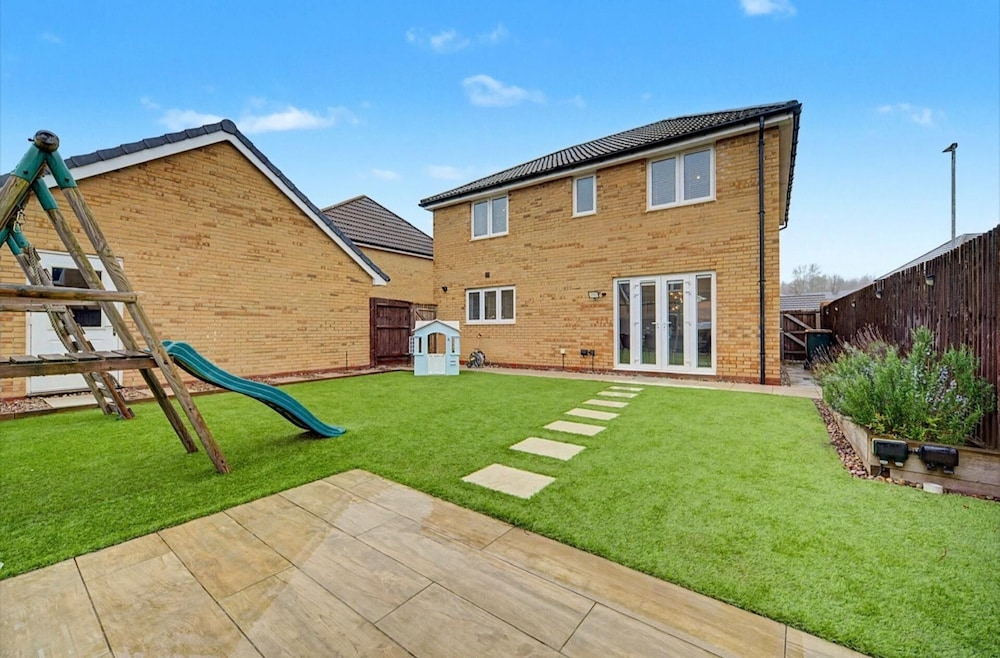 4-bed House, Sleeps 9 w/ Garden and Parking