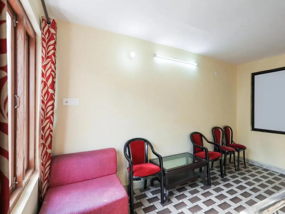 Goroomgo Chand Regency Nainital