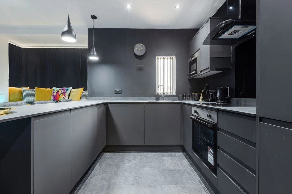 TWO BED Modern Apartment 5min walk to Town centre with Free Parking ! Under New Management