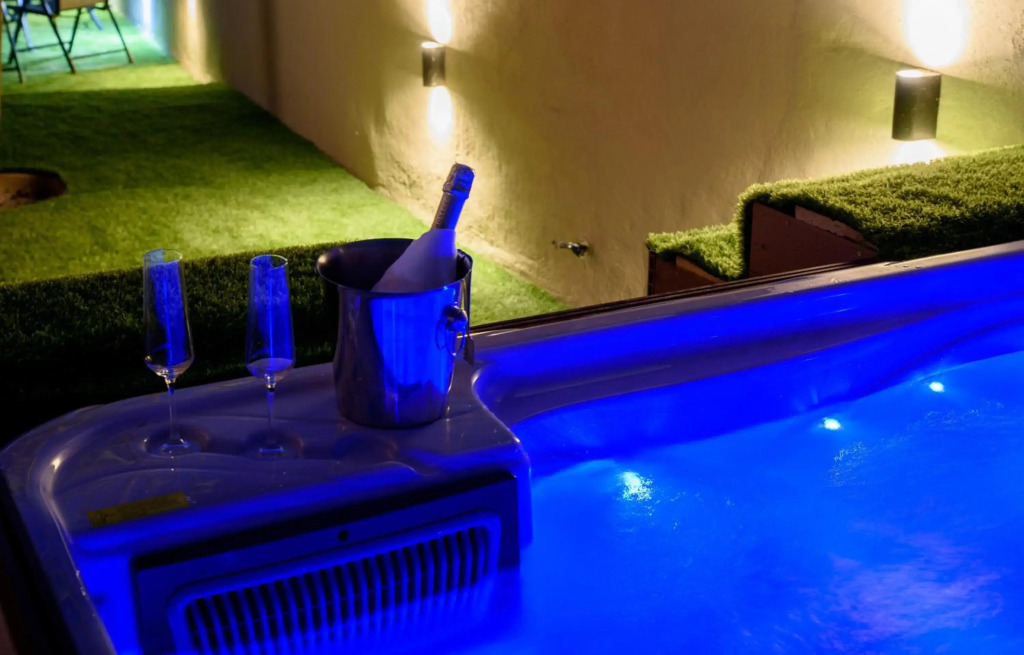 Beach Holiday home with private jacuzzi & parking