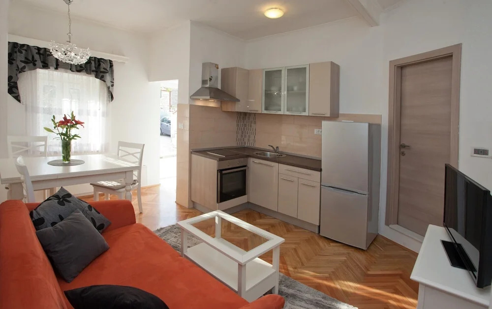 Modern apt With Large Garden & Parking in Center