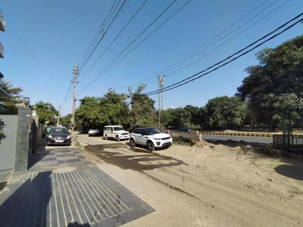 Saltstayz Select – Near Sohna Road City Center