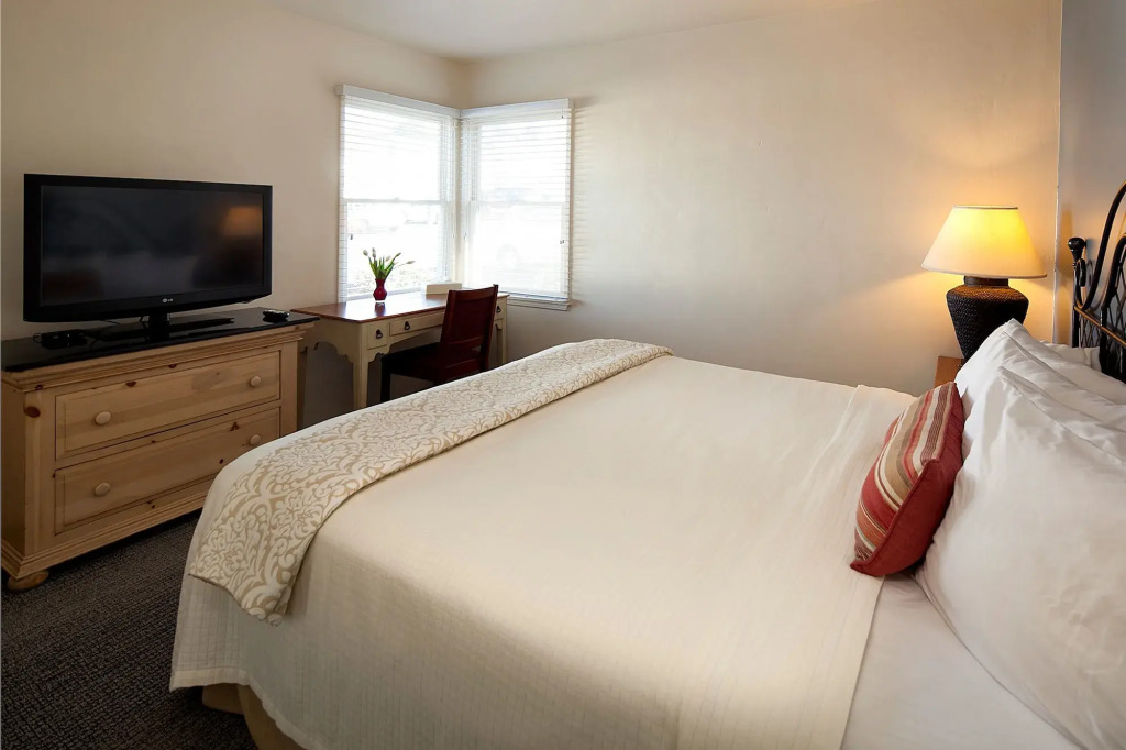 Tides Oceanview Inn and Cottages