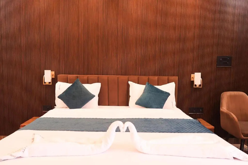 The Hoften Snowia Luxury Stay, Mukteshwar - Near Bhalugarh Waterfall
