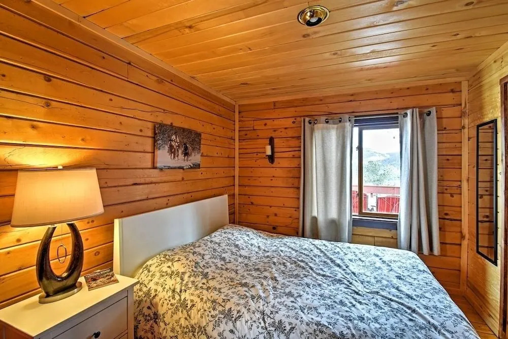 Secluded W/ Game Room & Huge Wraparound Deck 3 Bedroom Cabin
