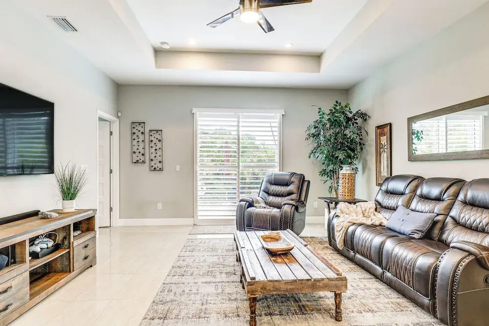 Tampa Home w/ Fire Pit, Yard, Cornhole + More!