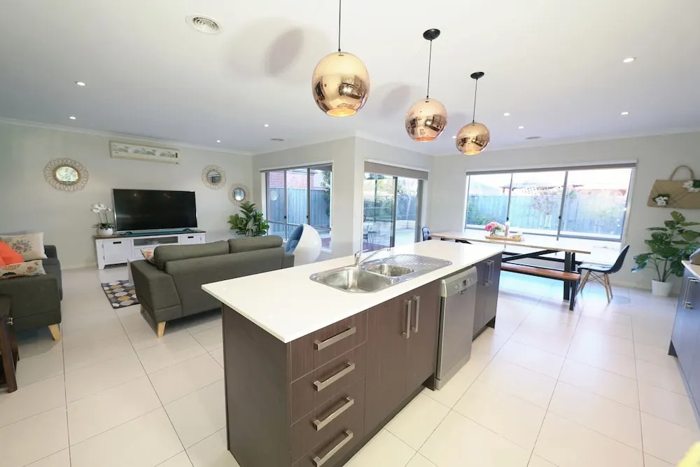 Designer Decor Home with 8Beds at Williams Landing