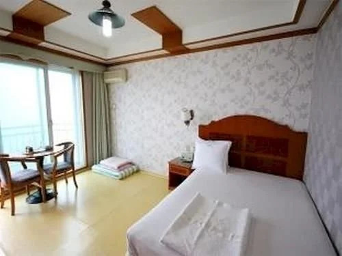 Sunny Holiday Hotel