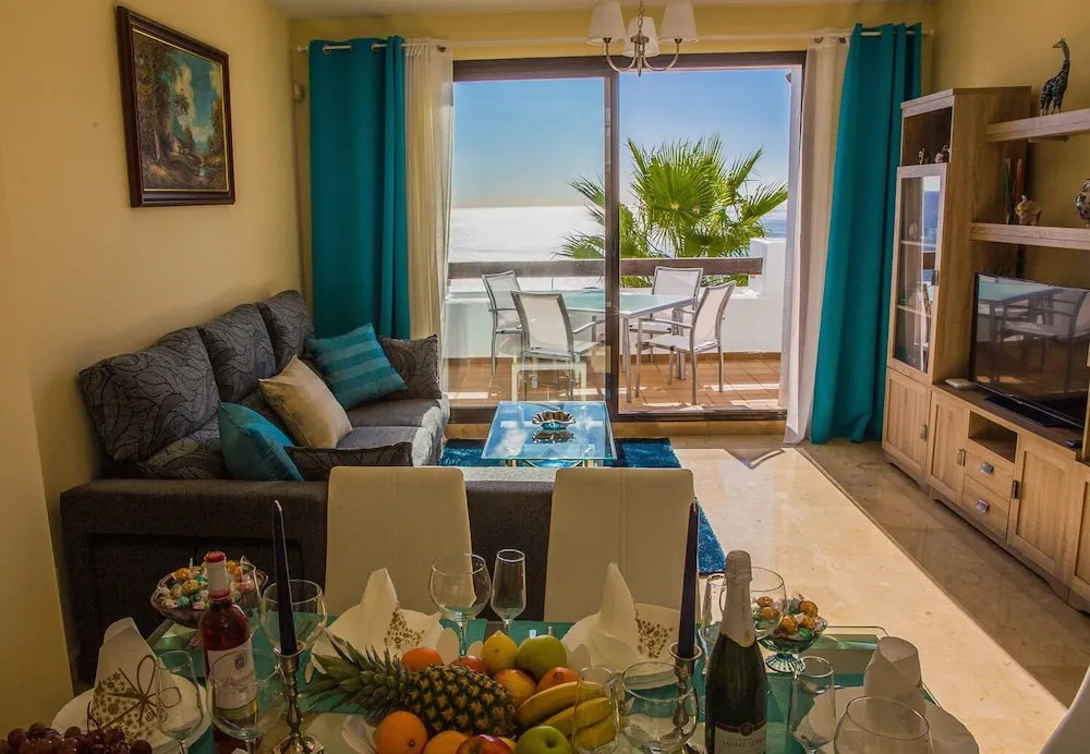 2 bedrooms apartment with sea view