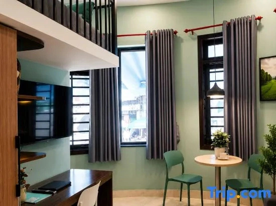 Beautiful studio with loft, near the golf course, airport